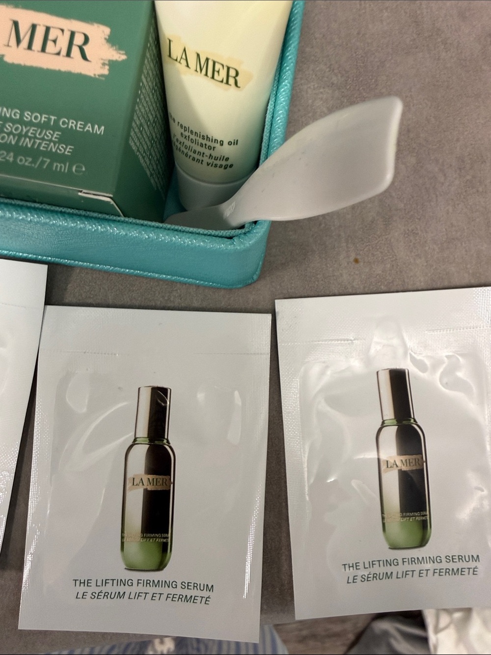 La Mer Aqua-Turquoise Skincare Travel pieces with Serums & Creams - Picture 6 of 6